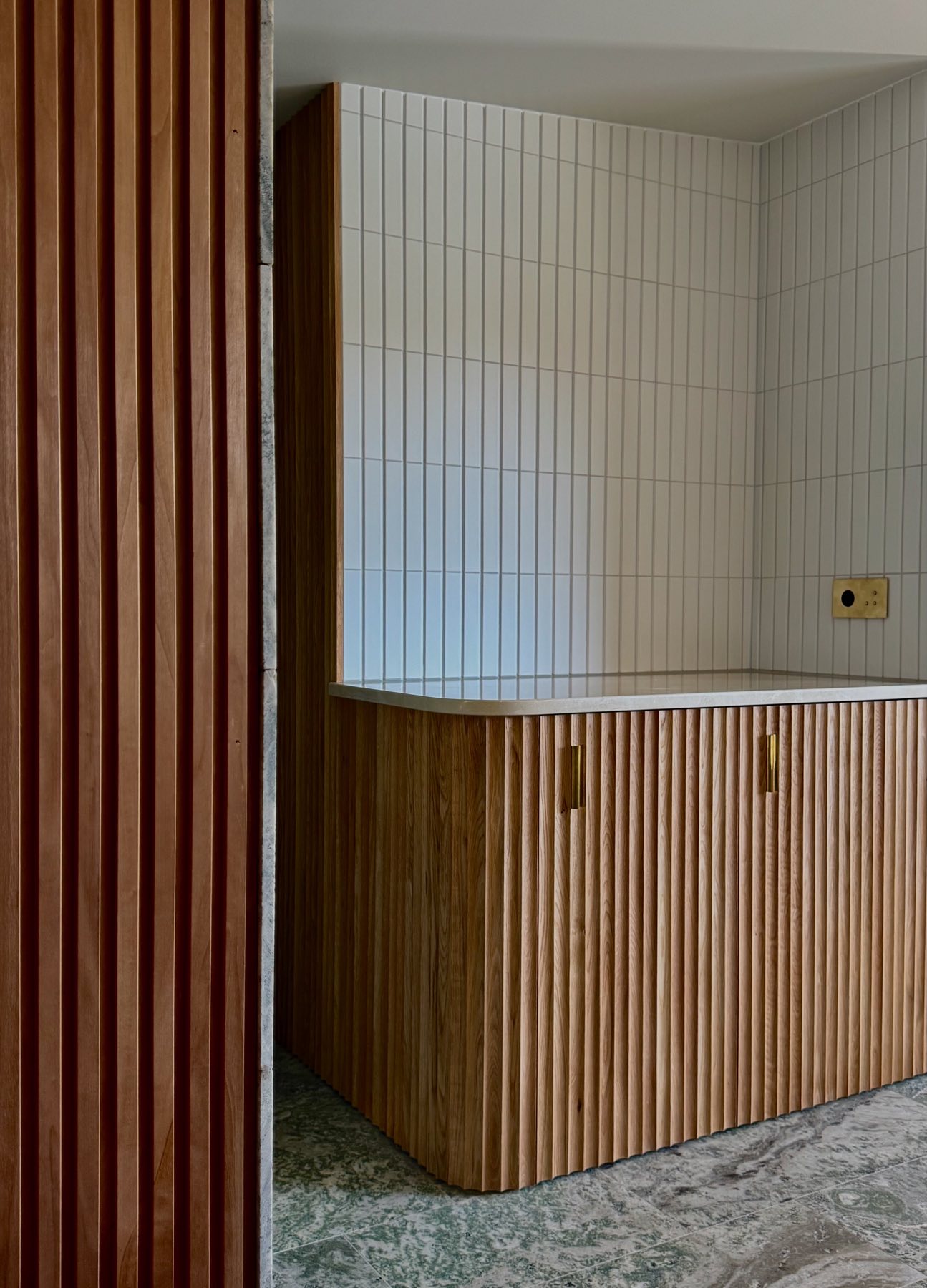Fluted ekpanel och vanity